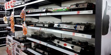 DISTRICT KATNI, INDIA - 16 Eylül 2019: LPG gaz sobası pişirme, mega market ürünleri satmak için raflarda düzenleme.