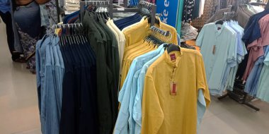 DISTRICT KATNI, INDIA - 16 Eylül 2019: Mega Mart 'ta ürün satmak için raflarda dizilmiş markalı tişörtler.