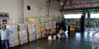 DISTRICT KATNI, INDIA - 16 Eylül 2019: Taşımacılık için demiryolu istasyonunda düzenlenen eşyalar.