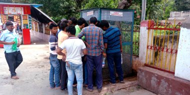 DİSTRİK KATNI, Hindistan - 16 Eylül 2019: Hintliler tezgahta içme suyu için başvurdular.