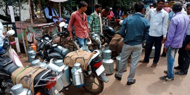 DİSTRİK KATNI, Hindistan - 16 Eylül 2019: Sütçülerde süt satan Hint köylüleri durak noktası.