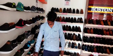 DISTRICT KATNI, INDIA - 17 Eylül 2019: Sparx Ayakkabı galerisinde sunulan Güzel Ayakkabıları satın almak isteyen Hintli bir müşteri.