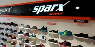 DISTRICT KATNI, INDIA - 17 Eylül 2019: Sparx ayakkabı galerisinde satılık spor ayakkabıları.