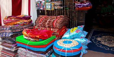 DISTRICT KATNI, Hindistan - 18 EYLÜL 2019: Giysi mağazasında satılık döşeme paspası.