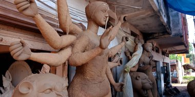 DISTRICT KATNI, INDIA - 18 EPTEMBER 2019: Toprak, Hindistan 'ın kutsal Hindu Dussehra festivalinde Lord Durga Staue' yu satılığa çıkardı.