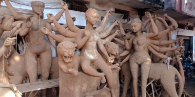DISTRICT KATNI, INDIA - 18 Eylül 2019: Toprak, Hint kutsal Hindu Dussehra festivali sırasında Lord Durga Staue 'yu satılığa çıkardı.