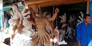 DISTRICT KATNI, INDIA - 18 Eylül 2019: Toprak, Hint kutsal Hindu Dussehra festivali sırasında Lord Durga Staue 'yu satılığa çıkardı.