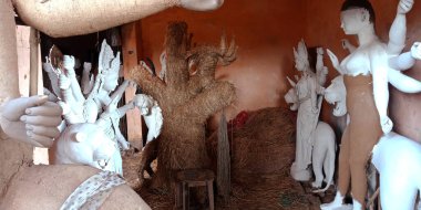 DISTRICT KATNI, INDIA - 18 Eylül 2019: Hint kutsal Hindu Dussehra festivali sırasında el yapımı Lord Durga Staue sunuldu.