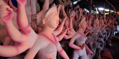 DISTRICT KATNI, INDIA - 18 Eylül 2019: Toprak, Hint kutsal Hindu Dussehra festivali sırasında Lord Durga Staue 'yu satışa çıkardı.