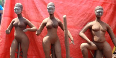 DISTRICT KATNI, INDIA - 18 Eylül 2019: Hindistan 'ın kutsal Hindu Dussehra festivali sırasında el yapımı Lord Durga Staue satışı.