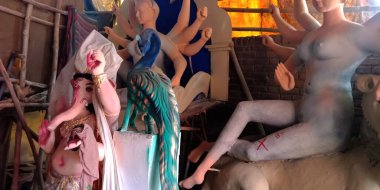 DISTRICT KATNI, INDIA - 18 Eylül 2019: Toprak, Hint kutsal Hindu Dussehra festivali sırasında Lord Durga Staue 'yu satılığa çıkardı.