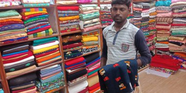 DISTRICT KATNI, INDIA - 18 Eylül 2019: Hint festivali pazarında elbise satan Hintli bir satıcı.