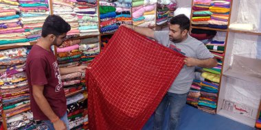 DISTRICT KATNI, INDIA - 18 Eylül 2019: Hintli bir satıcı Hint festivali pazarında geleneksel saari sergiledi.