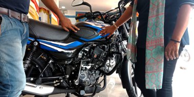 DISTRICT KATNI, INDIA - 21 Eylül 2019: Motosiklet Bajaj bayiliğinde son spor motosiklet modeli tanıtımı yapan Hintli bir otomobil satıcısı.