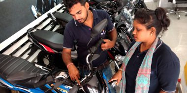 DISTRICT KATNI, INDIA - 21 Eylül 2019: Bir Hintli otomobil satış görevlisi Bajaj motosiklet galerisindeki son spor motosiklet stop lambası tanıtımı.