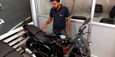 DISTRICT KATNI, INDIA - 21 Eylül 2019: Hintli bir otomobil satıcısı en son motosiklet motorsikletini tanıtıyor Bajaj satış acentesinde konfor sergiliyor.
