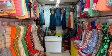 DİSTRİK KATNI, INDIA - 22 Eylül 2019: Kız elbiseleri yerel sergi salonundaki geleneksel giyim mağazasına sunuldu.