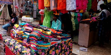 DISTRICT KATNI, INDIA - 24 EYLÜL 2019: Hindistan 'da bir giysi satıcısı ana market caddesindeki giyim mağazasında kadın giyimi sergiledi.