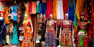 DISTRICT KATNI, INDIA - 24 EYLÜL 2019: Ana caddedeki giyim mağazasında bayan moda heykeli kıyafeti sunuldu.