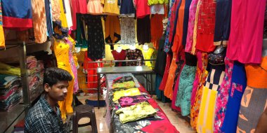 DISTRICT KATNI, INDIA - 24 EYLÜL 2019: Ana market caddesindeki kadın giyim mağazasında kadın kıyafetleri sergilendi.