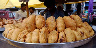 DISTRICT KATNI, INDIA - 24 EYLÜL 2019: Market caddesindeki sokak yemeklerinde taze vada samosa sergilendi.