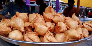 DISTRICT KATNI, INDIA - 24 Eylül 2019: Market caddesindeki sokak yiyecekleri dükkanında taze samosa sergilendi.