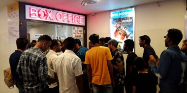 DISTRICT KATNI, INDIA - 24 EYLÜL 2019: Hint halkı yeni gösterime giren filmi izledikleri için Box office multiplex 'e akın etti.