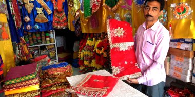 DISTRICT KATNI, INDIA - 24 Eylül 2019: Asyalı esnaf Hint festivali kermesinde kadın moda ürünlerini satışa sundu.