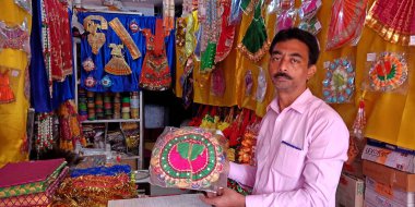 DISTRICT KATNI, INDIA - 24 EYLÜL 2019: Köy satıcıları tarafından Hint festivali pazarında satışa sunulan dini eşyalar.