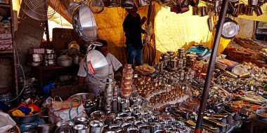 DISTRICT KATNI, INDIA - 24 Eylül 2019: Köy satıcısının Hint festivali pazarında satılık dini gemi.