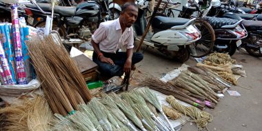 DISTRICT KATNI, Hindistan - 24 Eylül 2019: Bir Hint köyü sokak satıcısı Asya pazarında ahşap süpürge yaptı.