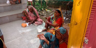 DİSTRİK KATNI, INDIA - 13 Ekim 2019: Köyün yakınlarındaki Hindu tapınağı merdivenlerinde dilenci yaşlı kadınlar.