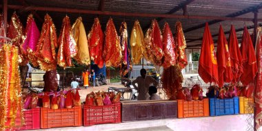 DISTRICT KATNI, INDIA - 13 Ekim 2019: Hindu dini giysileri köy bölgesindeki Hindu tapınağı sokak mağazasında sunuluyor.