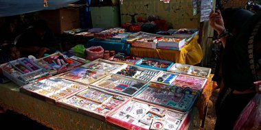 DISTRICT KATNI, INDIA - 13 Ekim 2019: Köy bölgesindeki Hindu Tapınağı Caddesi mağazasında sunulan kadın moda ürünleri.