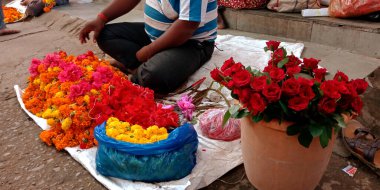 DISTRICT KATNI, INDIA - 13 Ekim 2019: Hintli bir adam köy bölgesindeki Hindu tapınağı caddesi dükkanında çiçek satıyor.