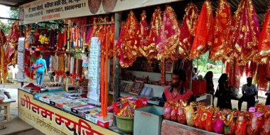 DISTRICT KATNI, INDIA - 13 Ekim 2019: Köy bölgesindeki Hindu tapınağı caddesi mağazasında sunulan dini giysiler.