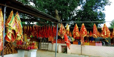DİSTRİK KATNI, INDIA - 13 Ekim 2019: Hindu dini giysileri köy bölgesindeki Tapınak sokağı mağazasında sergilendi.