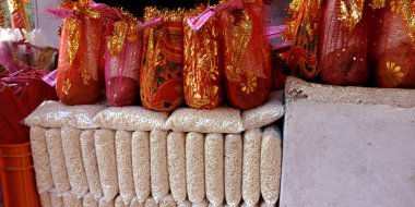 DISTRICT KATNI, INDIA - 13 Ekim 2019: Köy bölgesindeki Tapınak sokağı mağazasında Hindu dini adakları sergilendi.