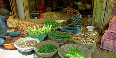 DISTRICT KATNI, INDIA - 13 Ekim 2019: Asya caddesindeki sebze pazarında taze tarım ürünleri satan bir Hint köyü manavı.