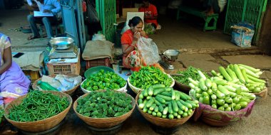 DISTRICT KATNI, INDIA - 13 Ekim 2019: Hint köylü bir kadın Asya caddesindeki sebze pazarında taze tarım ürünleri satıyor.
