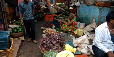 DISTRICT KATNI, INDIA - 13 Ekim 2019: Köy bölgesindeki Hint sokak sebze pazarında manav satan yaşlı kadın.