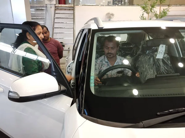 DISTRICT KATNI, INDIA - 10 Şubat 2020: Hint Hyundai ajansı bayan personeli satış promosyonu sırasında müşteri yönlendirme.