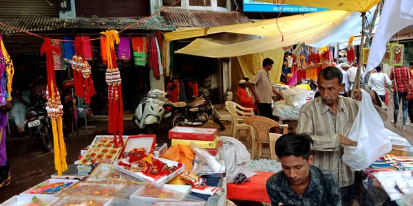 District Katni India 2019年8月12日 インドの村の店主がアジアの通りの主要市場で行われる伝統的な祭りで美しいラキを販売 — ストック写真