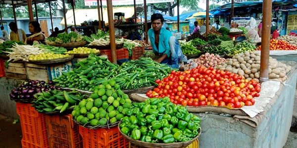 District Katni India 2019年8月14日 アジアの村の人々がインドの野菜の緑の新鮮な農業生産市場で食料品を販売 — ストック写真