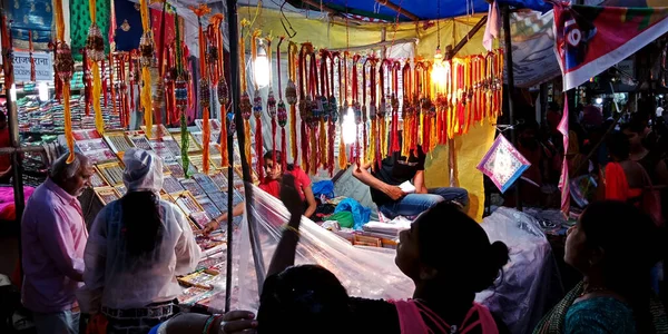 District Katni インド 2019年8月14日 アジアの女性が地元のストリートバザールで宗教祭りのためにラキを購入 — ストック写真