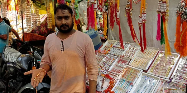 インドのディストリクト カンティ 2019年8月14日 地元のストリートバザーで開催されるヒンズー教の宗教祭でラキを販売するアジアのベンダー — ストック写真