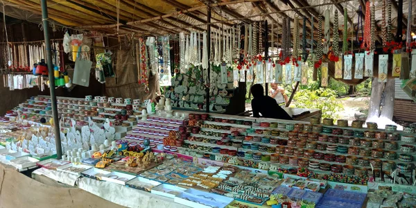 DISTRICT JABALPUR, INDIA - 17 AĞUSTOS 2019: Narmada Nehri Caddesi 'nde satılık metal el sanatları sanat eserleri içeren misket taşı