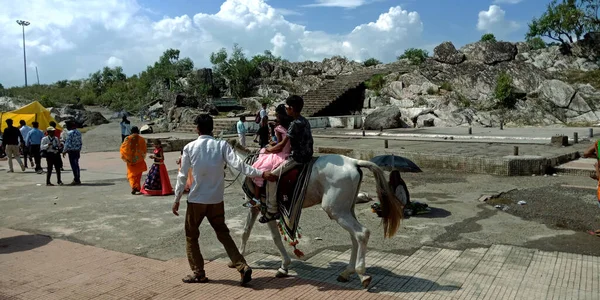 Distritos Jabalpur Índia Agosto 2019 Turista Asiático Desfruta Passeios Cavalo — Fotografia de Stock