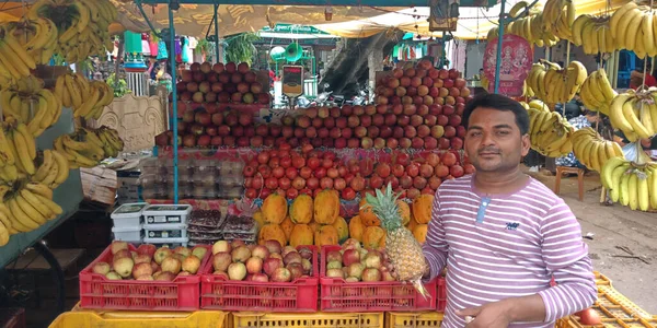 District Katni India Settembre 2019 Venditore Indiano Frutta Tenuto Ananas — Foto Stock