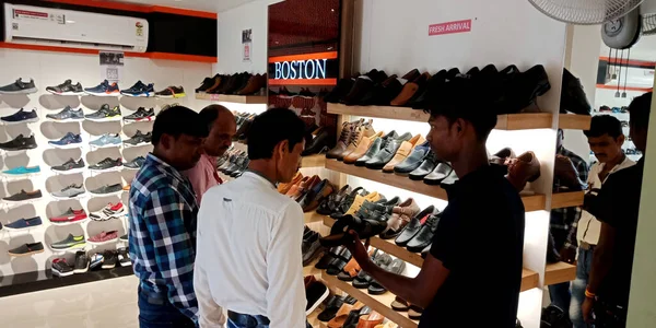 Stri Katni Hindistan Eylül 2019 Asyalılar Ayakkabı Galerisinden Ayakkabı Alıyorlar — Stok fotoğraf